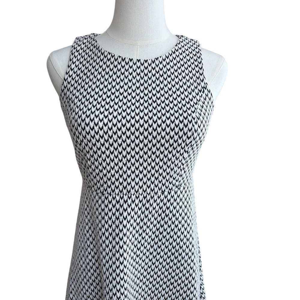 LOFT Petite Black and White Print Skater Dress Sz 2 Sleeveless Knit Mod Comfort - Picture 3 of 16